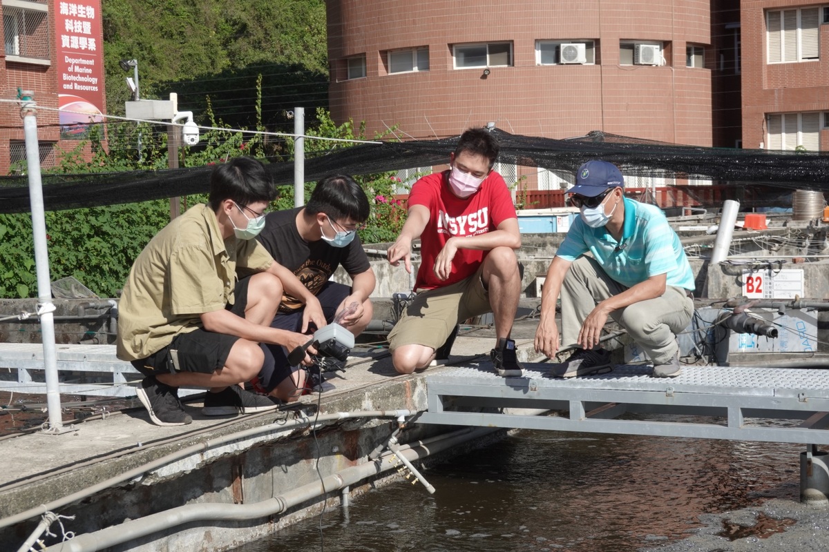 NSYSU Committee on Fisheries Extension measuring the water quality.