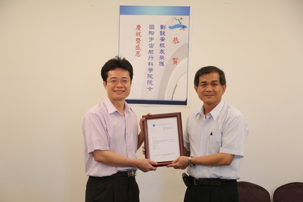 劉說安學長與楊校長合影圖片