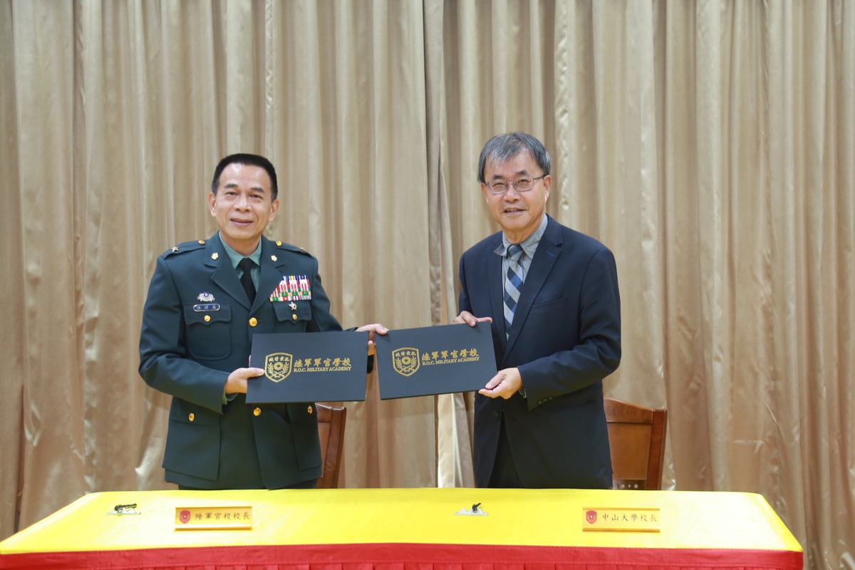 National Sun Yat-sen University tied a strategic alliance with R.O.C. Military Academy. NSYSU President Ying-Yao Cheng (on the right) and the President of R.O.C. Military Academy Chan-Yih Chen (on the left) signed a collaboration agreement.Image