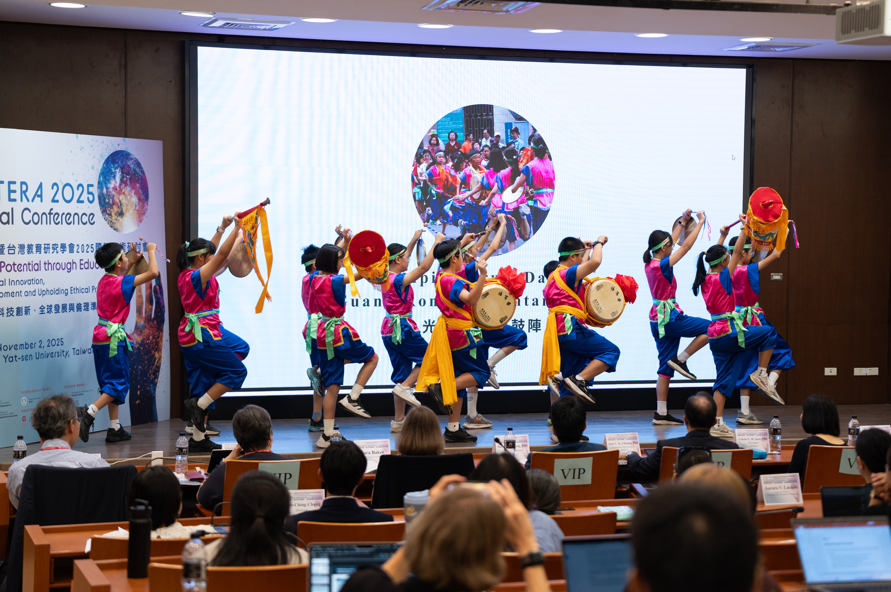 Opening drum performance by Guangrong Elementary School.Image