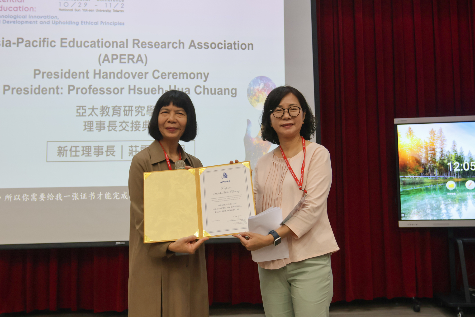 The President handover ceremony of APERA, with Distinguished Professor at the Institute of Education and Chair of the IGPEHD of NSYSU Hsueh-Hua Chuang (right) assuming office as the new President.Image