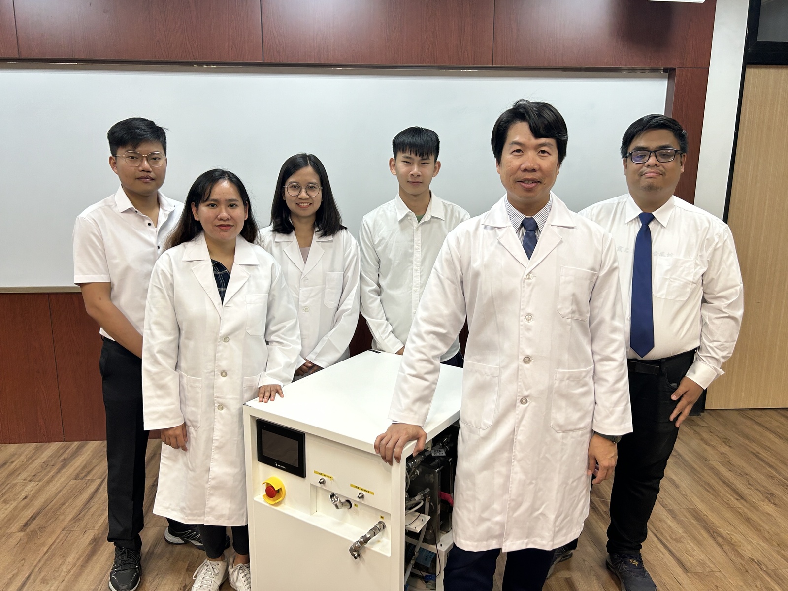 Chun-Hu Chen, Distinguished Professor of the Department of Chemistry at National Sun Yat-sen University, took a group photo with the research team.