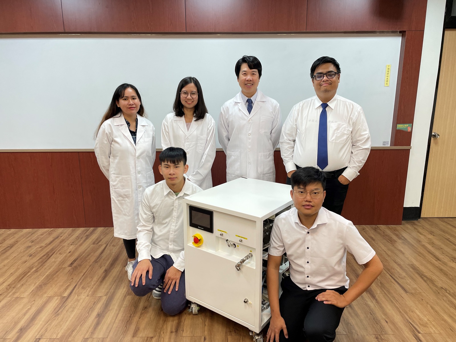 Chun-Hu Chen, Distinguished Professor of the Department of Chemistry at National Sun Yat-sen University, took a group photo with the research team.