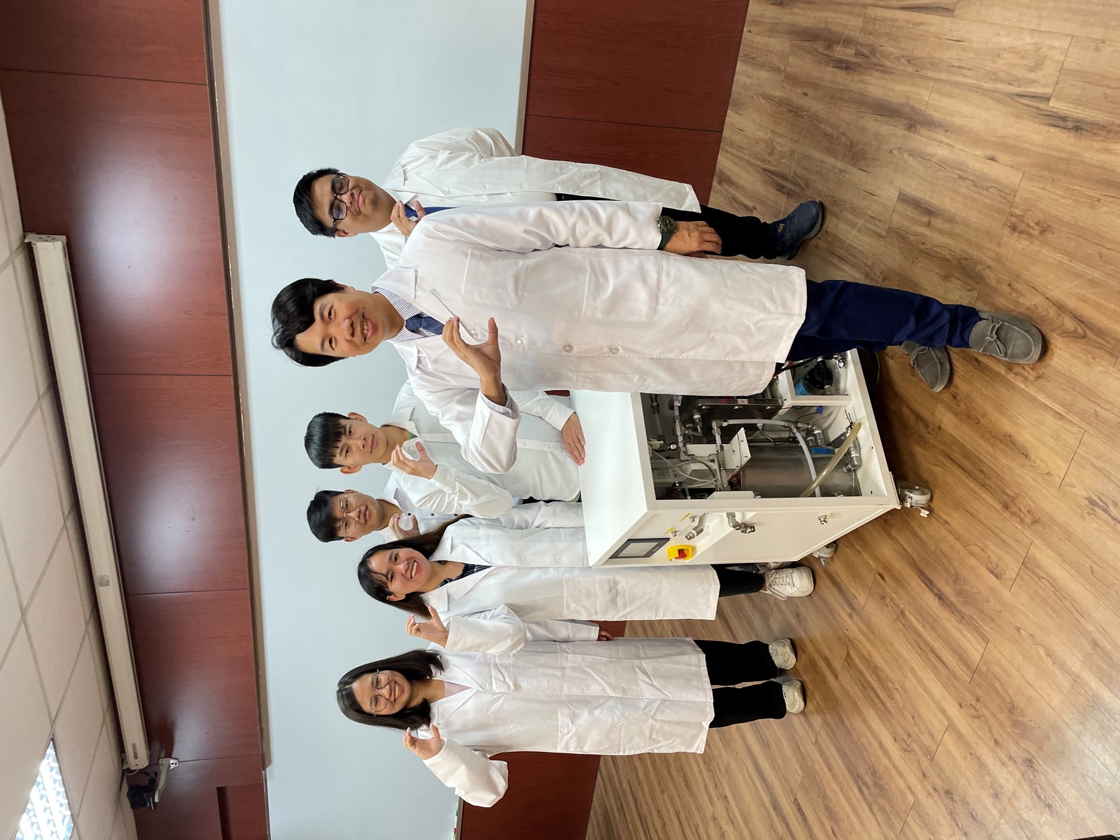 Chun-Hu Chen, Distinguished Professor of the Department of Chemistry at National Sun Yat-sen University, took a group photo with the research team.