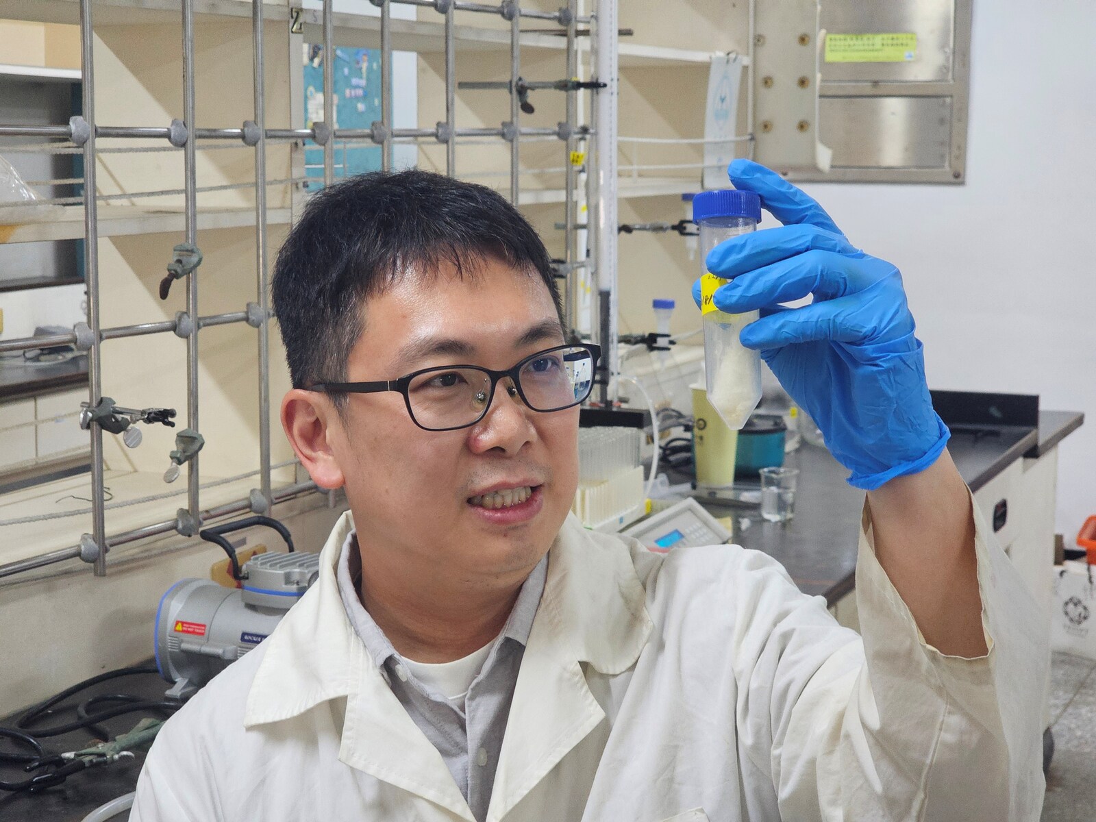 I-Ming Lee, Assistant Professor from the Department of Marine Biotechnology and Resources at NSYSU, holds an extracted bacterial exopolysaccharide sample.Image