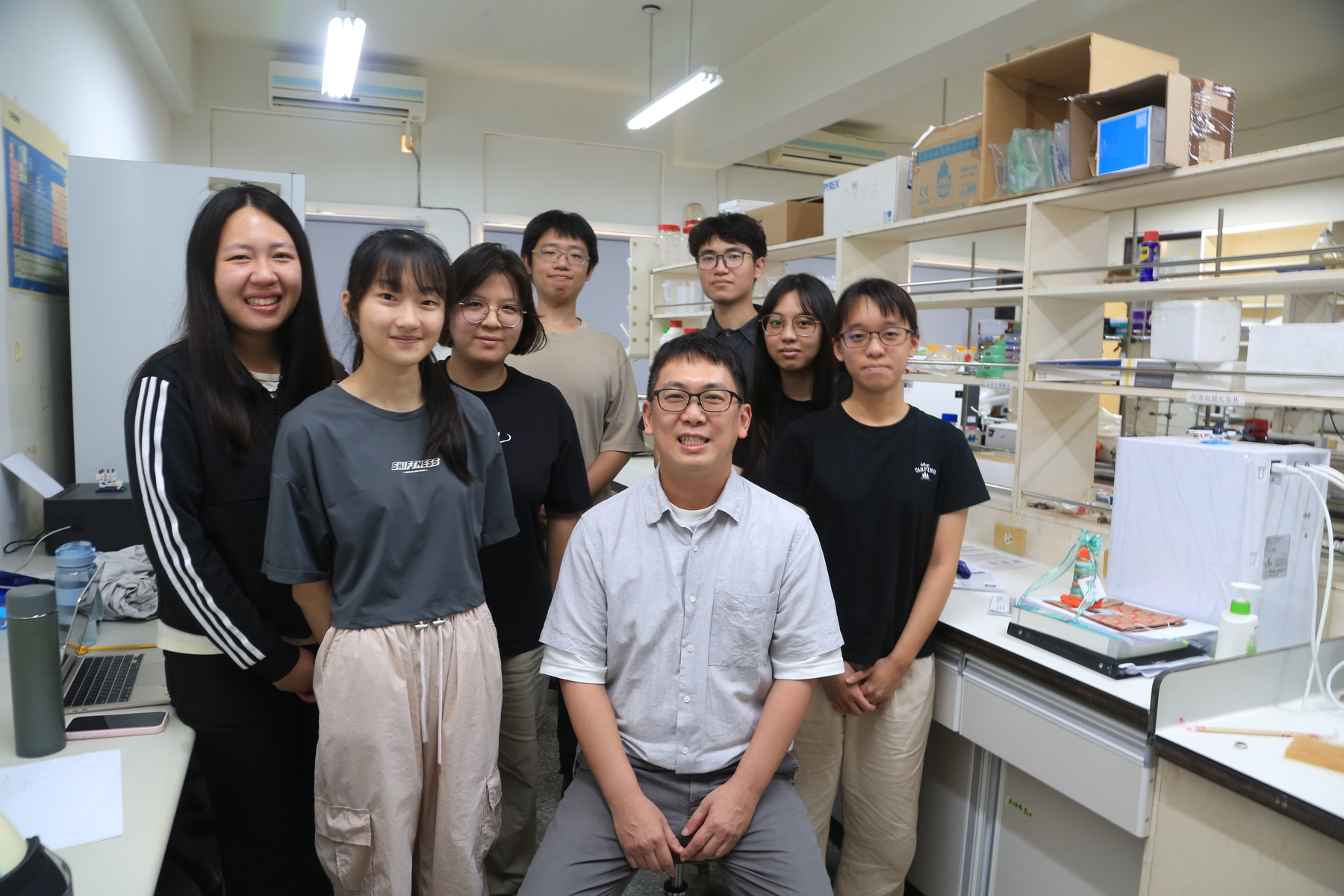 A group photo of members of the laboratory of I-Ming Lee, Assistant Professor from the Department of Marine Biotechnology and Resources at NSYSU.Image
