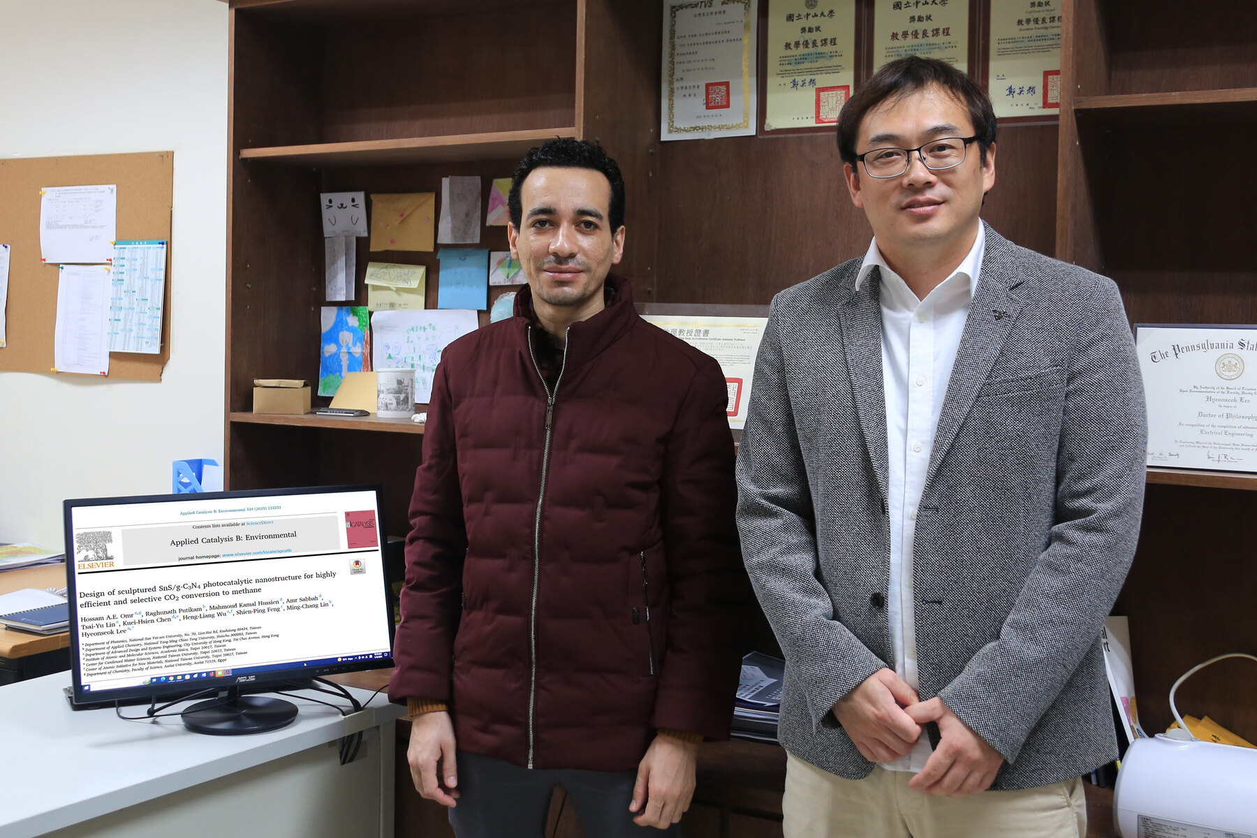 Professor Hyeonseok Lee (right) and doctoral student Hossam A. E. Omr (left)