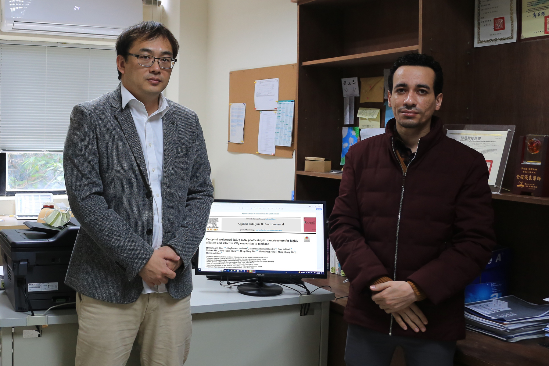 Professor Hyeonseok Lee (left) and doctoral student Hossam A. E. Omr (right)