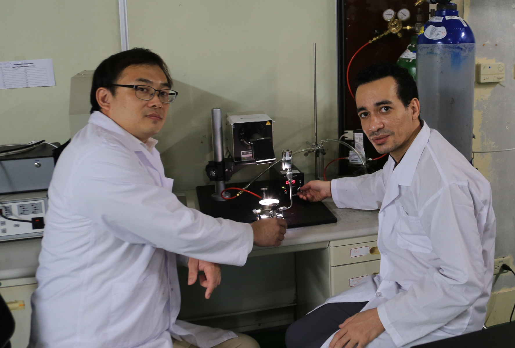 Professor Hyeonseok Lee (left) and doctoral student Hossam A. E. Omr (right)
