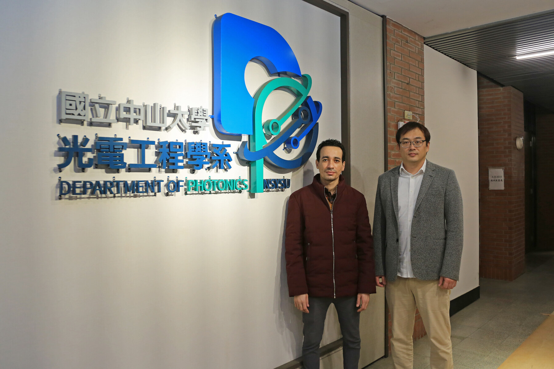 Professor Hyeonseok Lee (right) and doctoral student Hossam A. E. Omr (left)