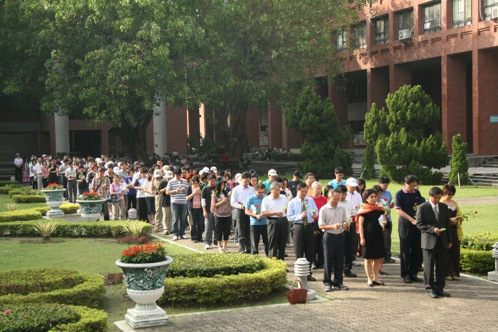 向國父銅像致意圖片