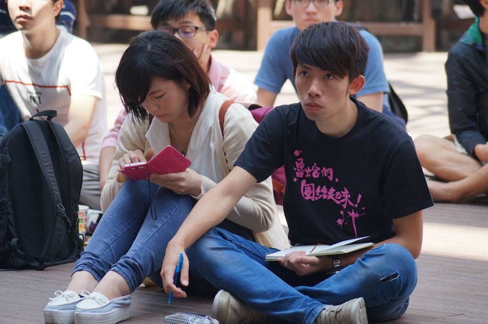 學生專注聽講圖片