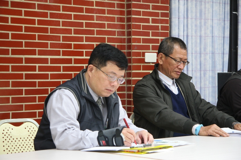 （左）學務長李清潭（右）宿舍服務中心主任出席座談會圖片