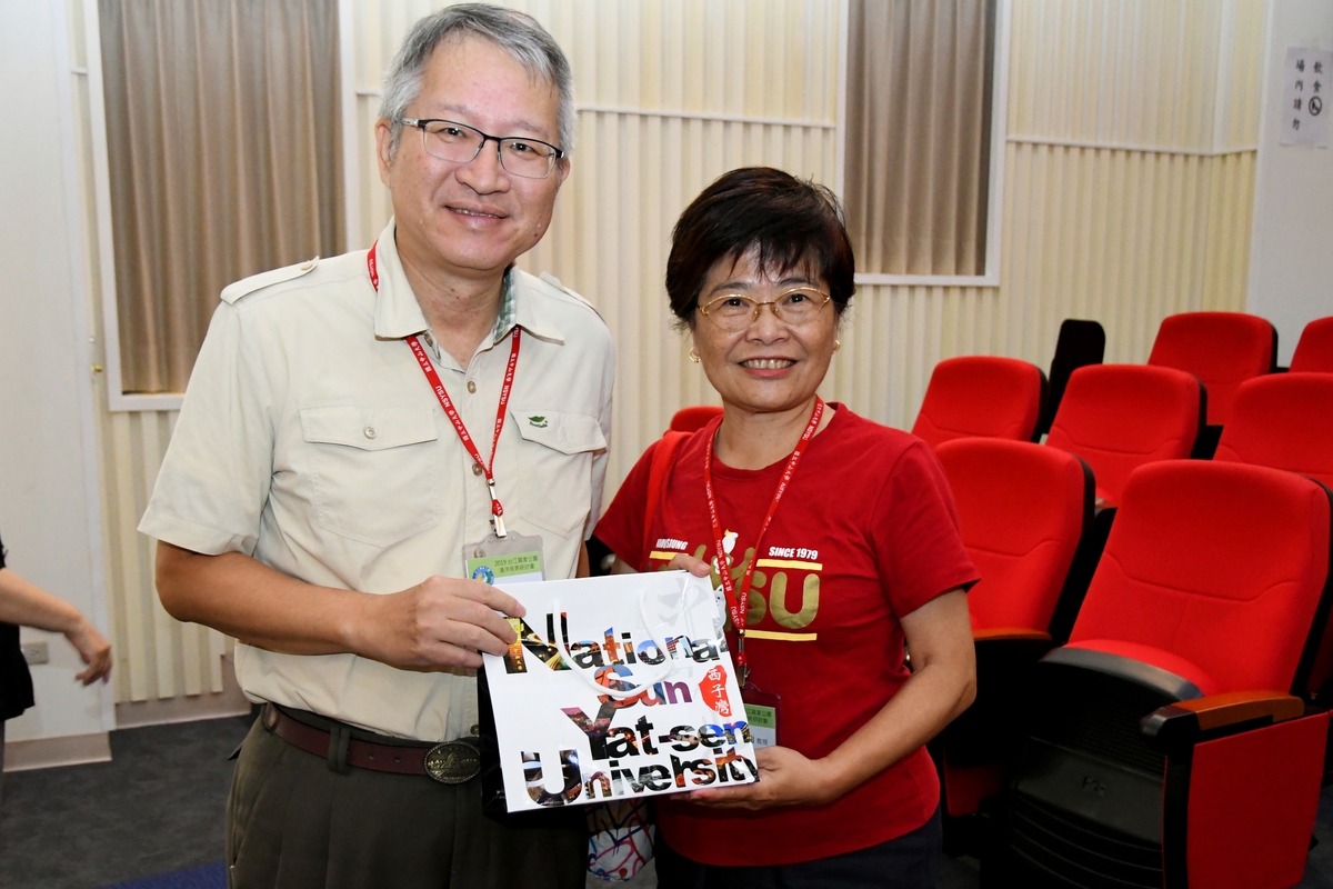 Chairperson Meng-Hsien Chen with the Vice Director of Taijiang National Park Management Office Chin-Chen Yang