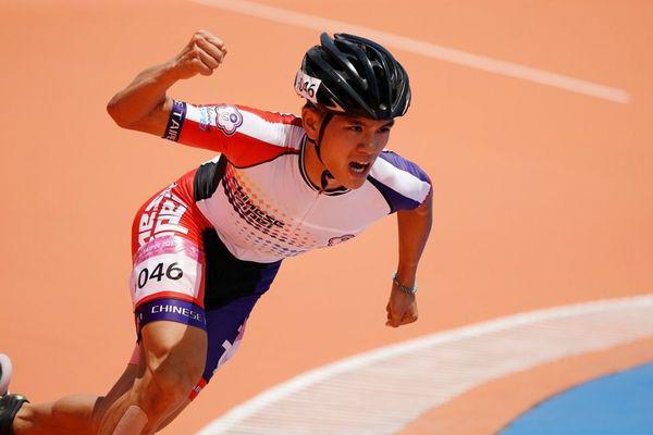 Yan-Cheng Chen snatched the gold in the roller sports men's 10,000 m points-elimination final.Image