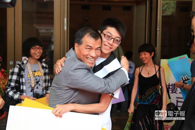 交通部部長葉匡時與畢業生大玩FreeHug畢業擁抱。（中山大學提供）圖片