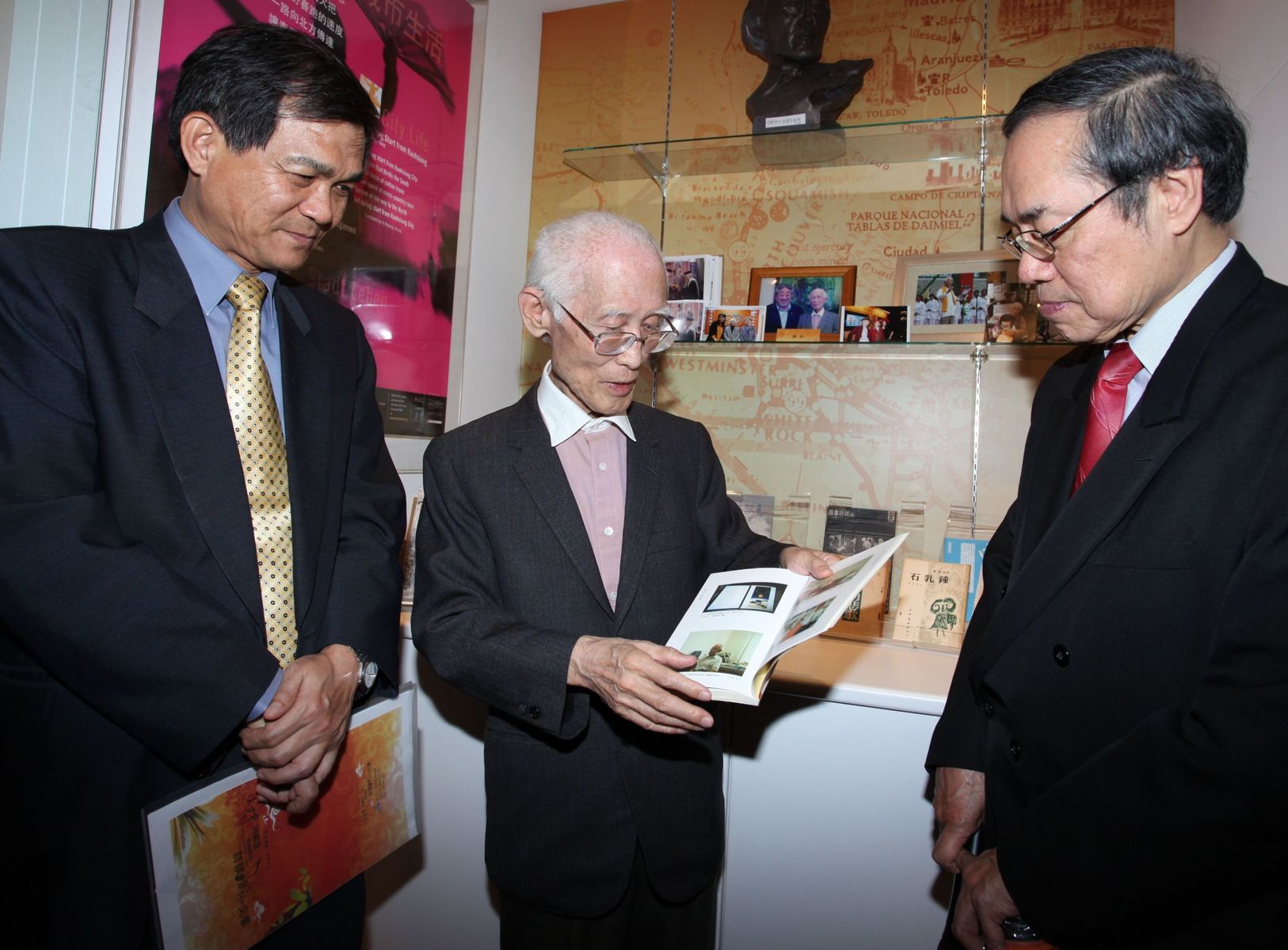 余光中教授翻閱珍藏書籍圖片