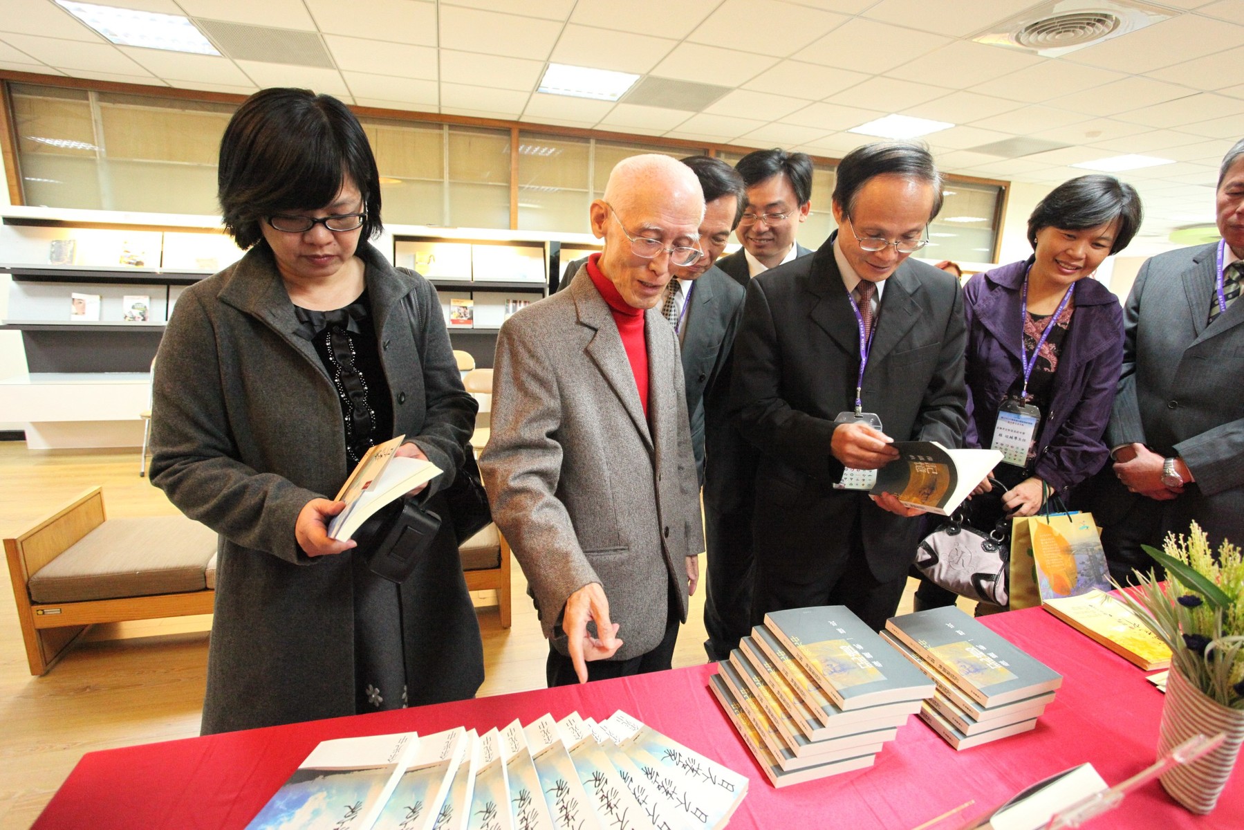 余光中教授贈書圖片