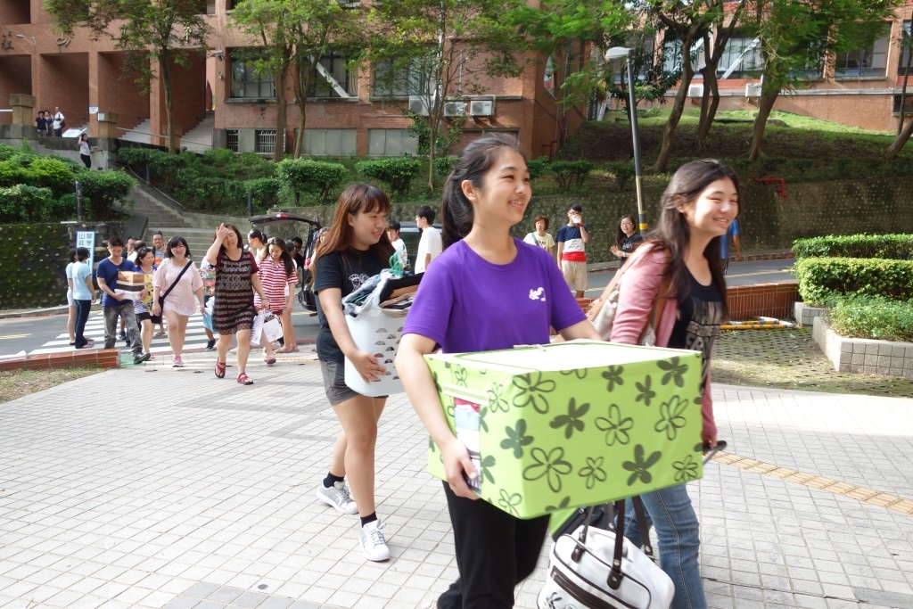 新生入宿學長姐協助搬運行李圖片