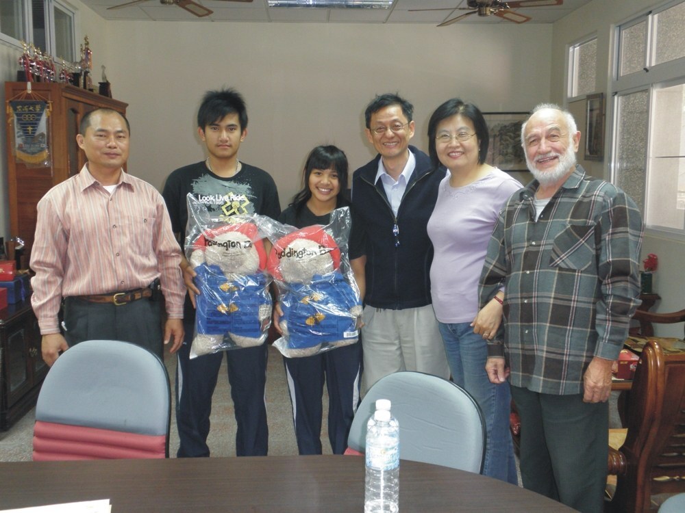左起為桃源國中校長謝忠保、桃源國中學生田蔚允、桃源國中學生黃薏柔、中山大學海工系主任陳邦富、胡斐瑜老師、賈斯德神父圖片