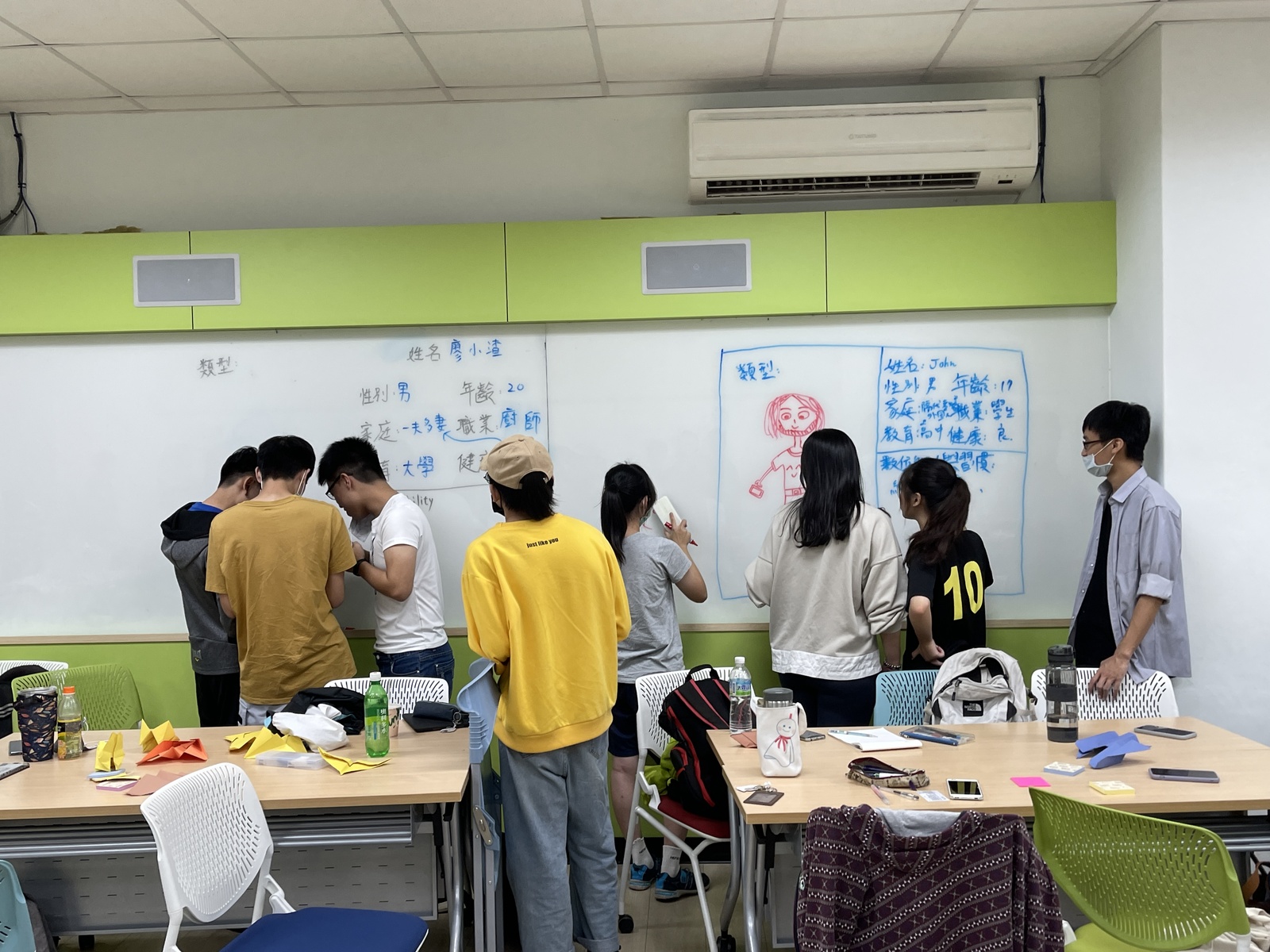 Discussion during a class taught by Associate Professor Chin-Ping Yu