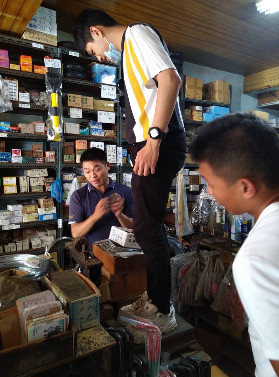 Students observing the old shops in Sizihwan area.