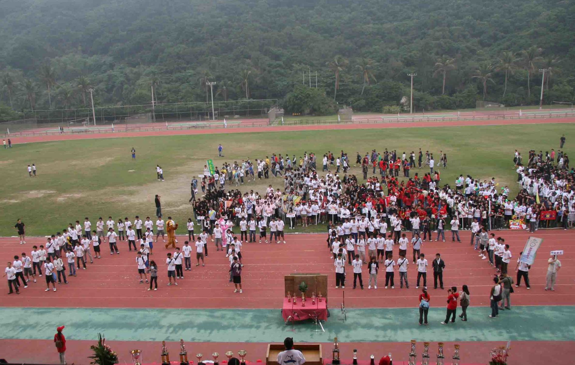 師生一同慶祝中山30週年圖片