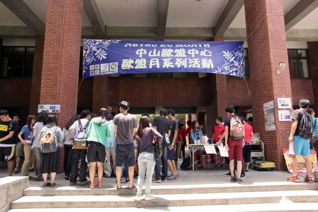 歐洲美食吸引排隊人潮圖片