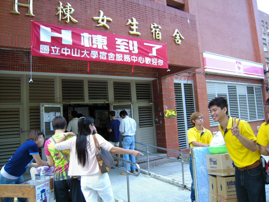 學長姐熱心迎接新生入住圖片