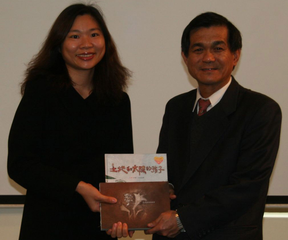 伊誕‧巴瓦瓦隆助理郭老師(左)代表致贈作品集圖片