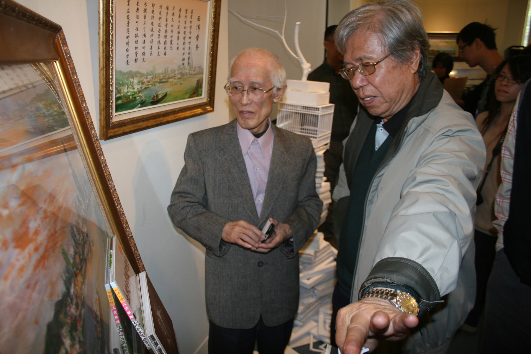 余光中大師與曾文忠大師共同賞畫圖片