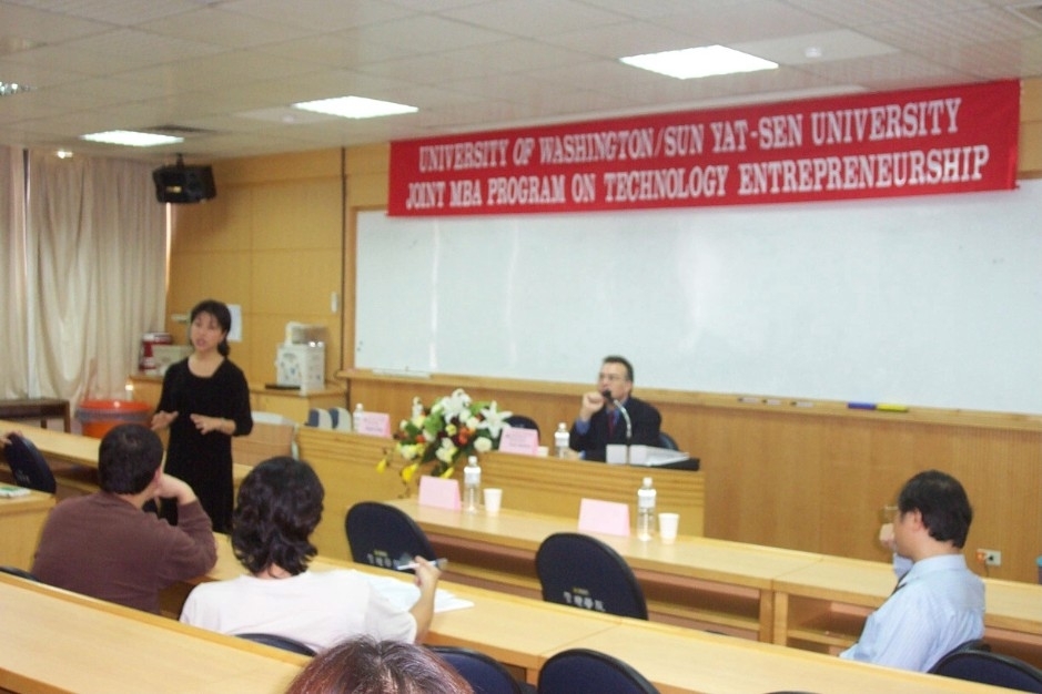 華盛頓大學高階經營教育中心主任 Jean Choy表示,要如何成為國際性的管理領導階層主管，擁有跨國際雙MBA的學位已是基本的具備條件了!圖片