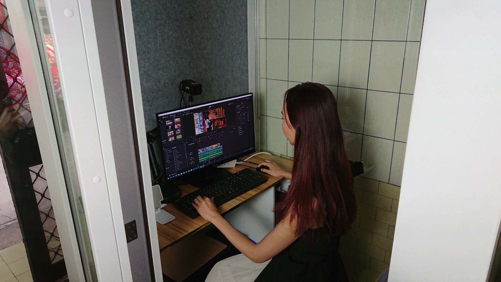 Mrs. Chen operating the equipment for her project – Dream Studio.Image