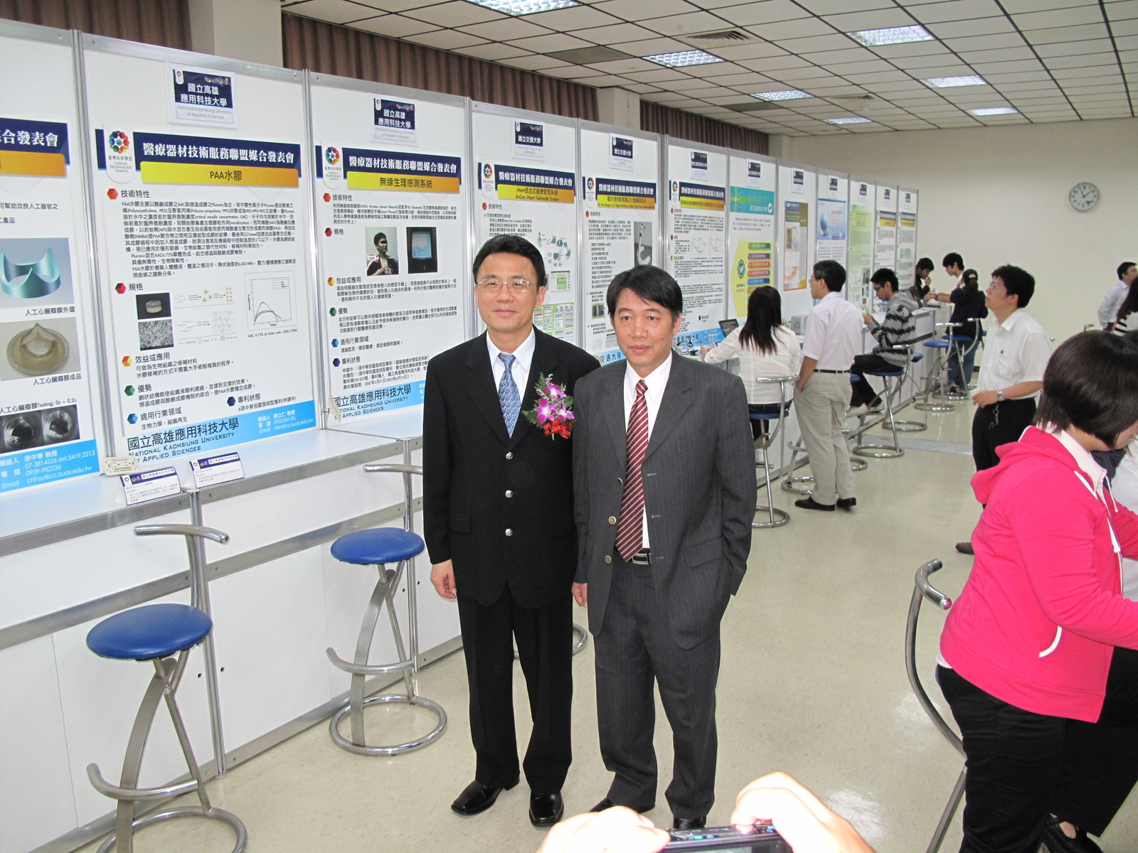 （左）產學中心主任黃義佑、（右）醫療器材同業公會理事長黃金塔圖片
