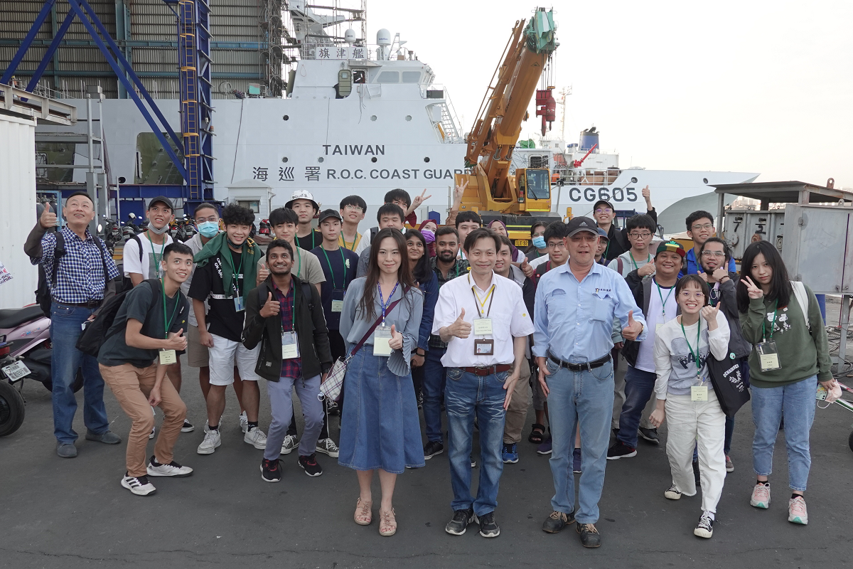 The tour participants pose in front of a recently inaugurated 600t vessel manufactured for the R.O.C. Coast Guard. It will still take around half a year to install all necessary systems and equipment, according to JSSC.Image