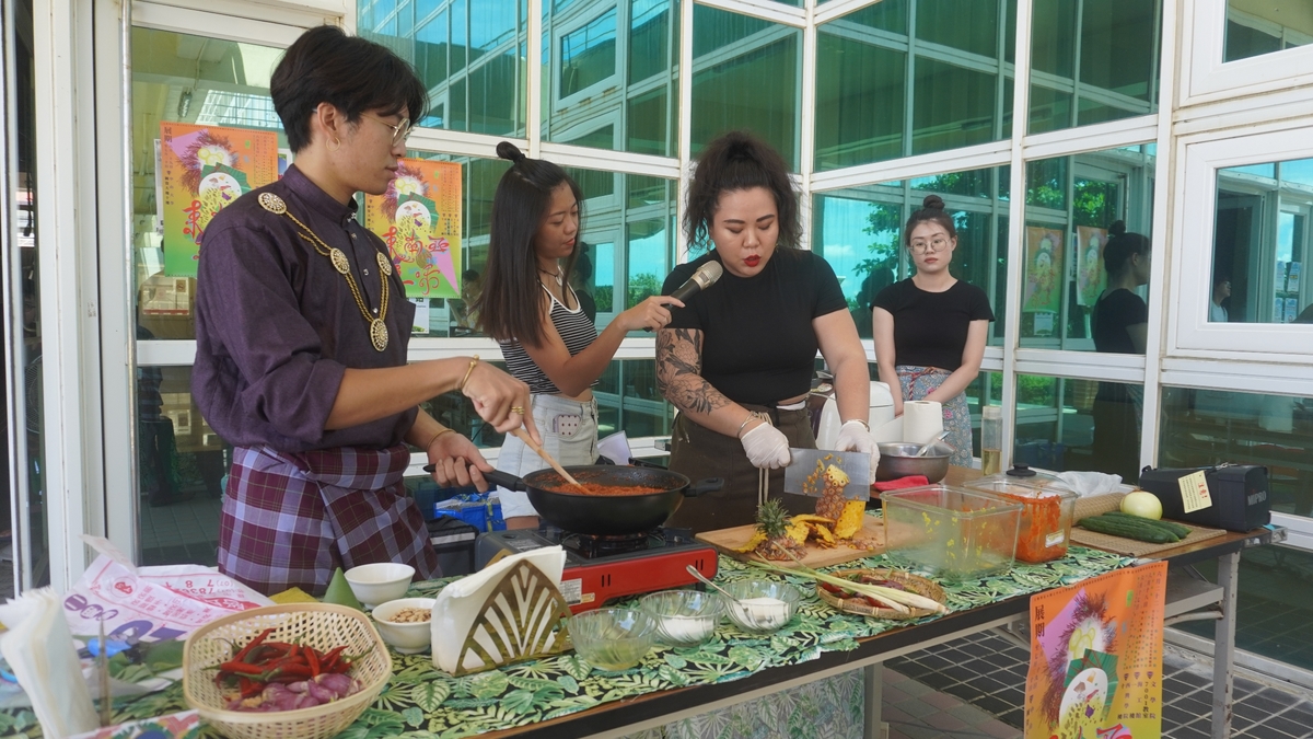 Wendy Wu – Chef of Sayang-Sayang, a South-East Asian restaurant in Kaohsiung, guided the students on how to prepare Malaysia’s national dish – nasi lemak.
