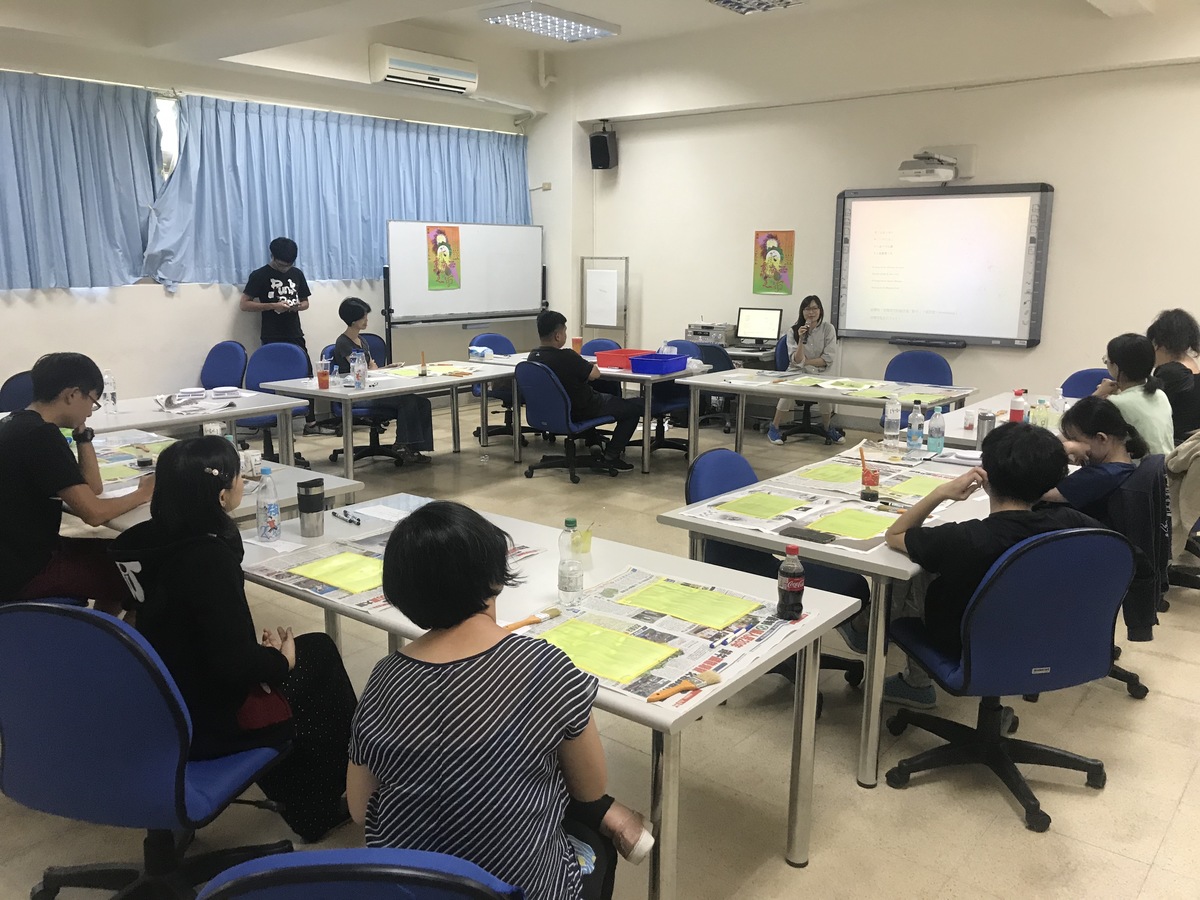 Maniniwei conducted a workshop on Malaysian pantun poetry.