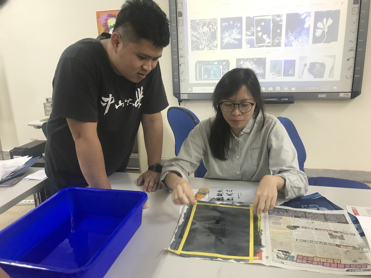 Maniniwei guided the students on how to create art using the technique of cyanotype print.