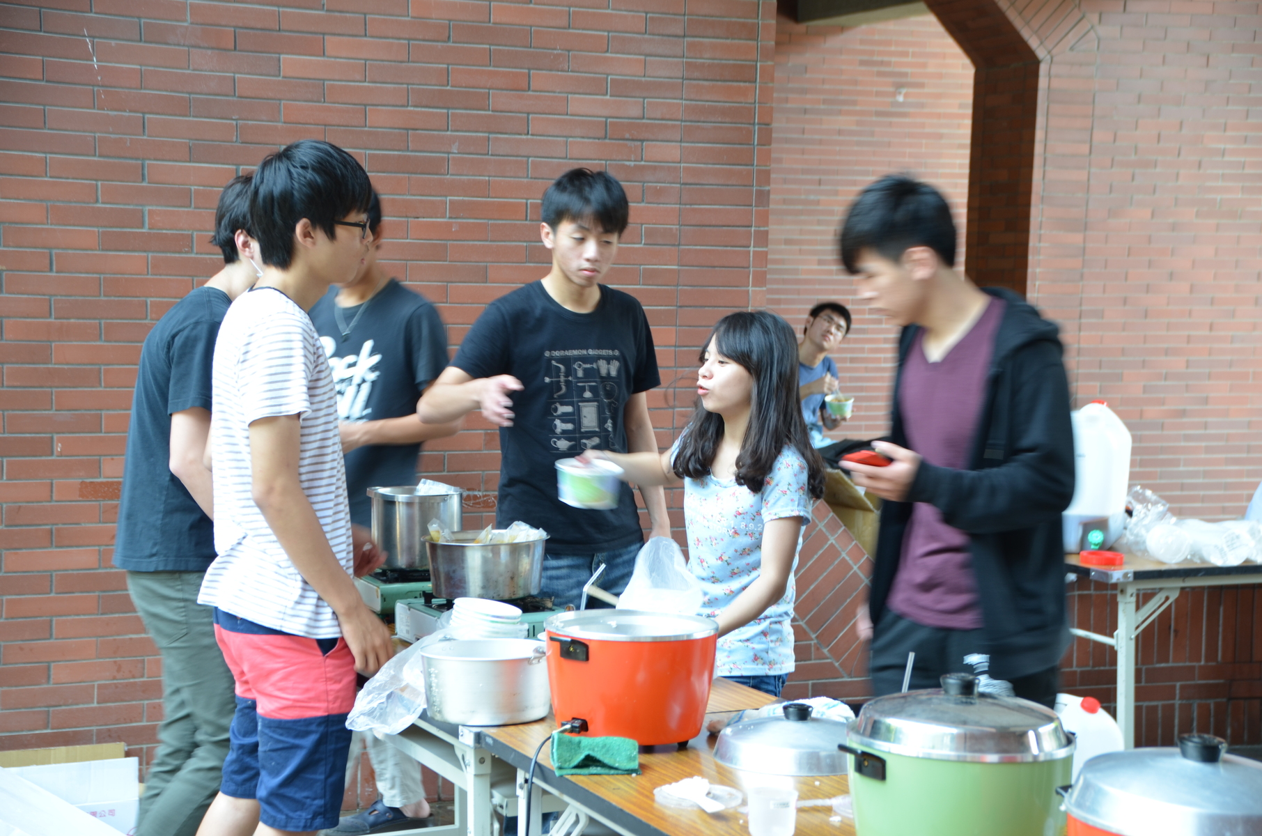 工作人員準備餐點圖片