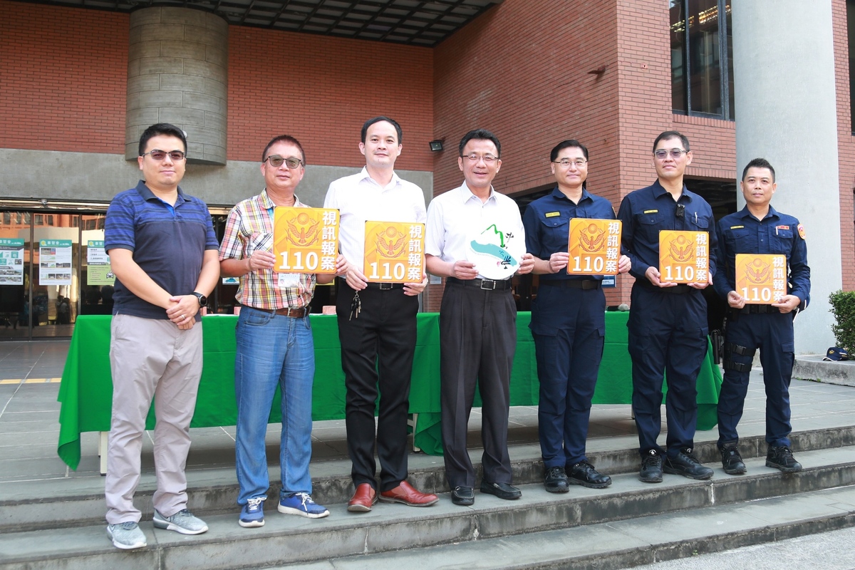 NSYSU and Kaohsiung City Police launch an app to increase safety on campus. From the left is Associate Vice President for General Affairs Wei-Hsiang Chen, Chief Secretary Yu-Chen Yang, Vice President for General Affairs Yuan-Chung Lin, Senior Vice President of the University I-Yu Huang, Director Hsi-Shan Yeh of the Gushan Precinct, Kaohsiung City Police Department, Chief of the Supervision Section Ho-Chang Hsu, and Chief of Sinbin Police Station Chuan-Shun Cheng.Image
