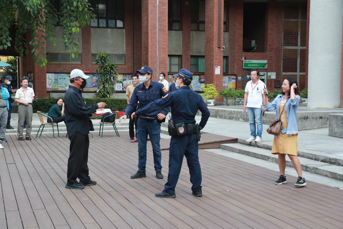 NSYSU and the police officers showed how to use the app in case of a safety emergency.Image