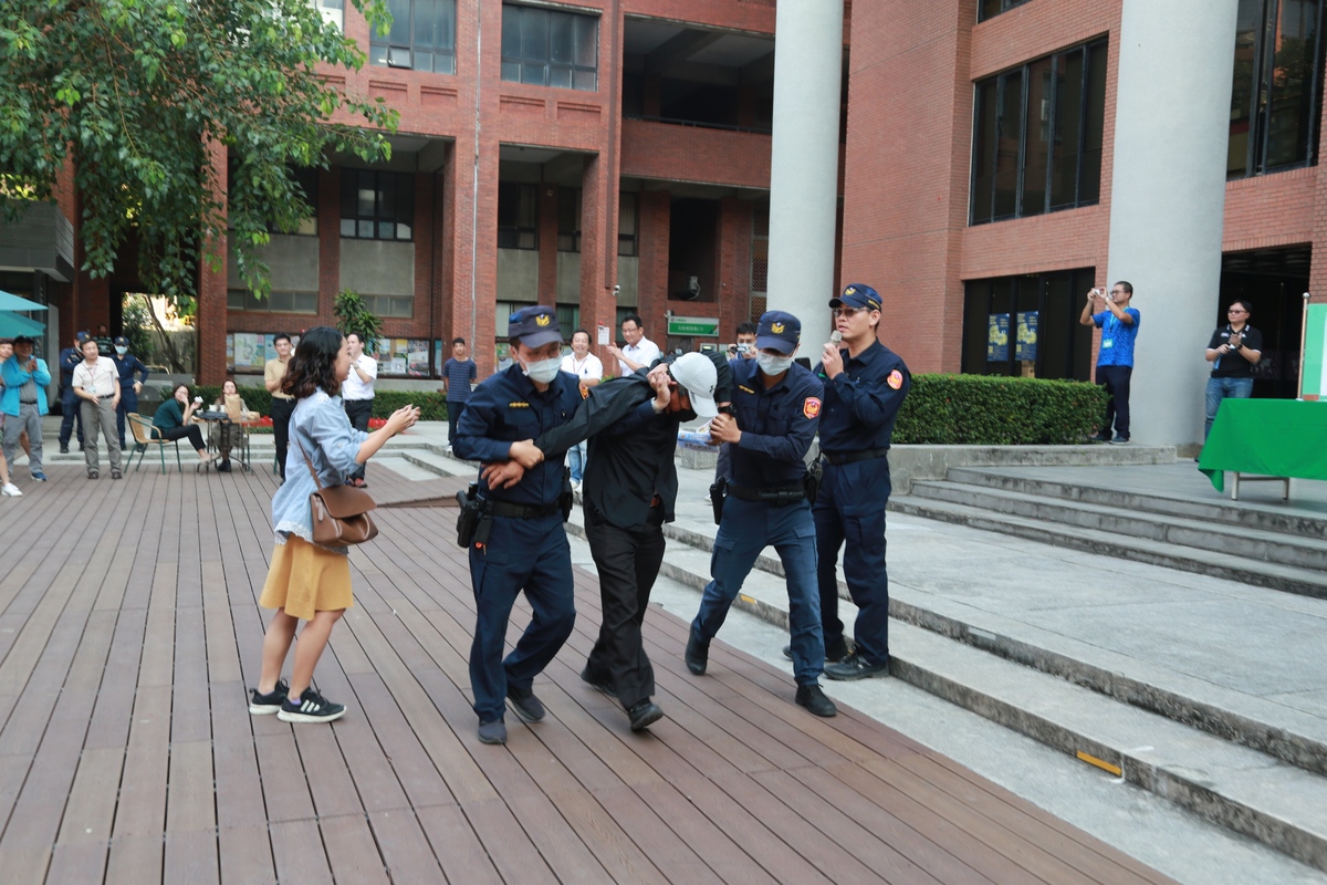 NSYSU and the police officers showed how to use the app in case of a safety emergency.Image