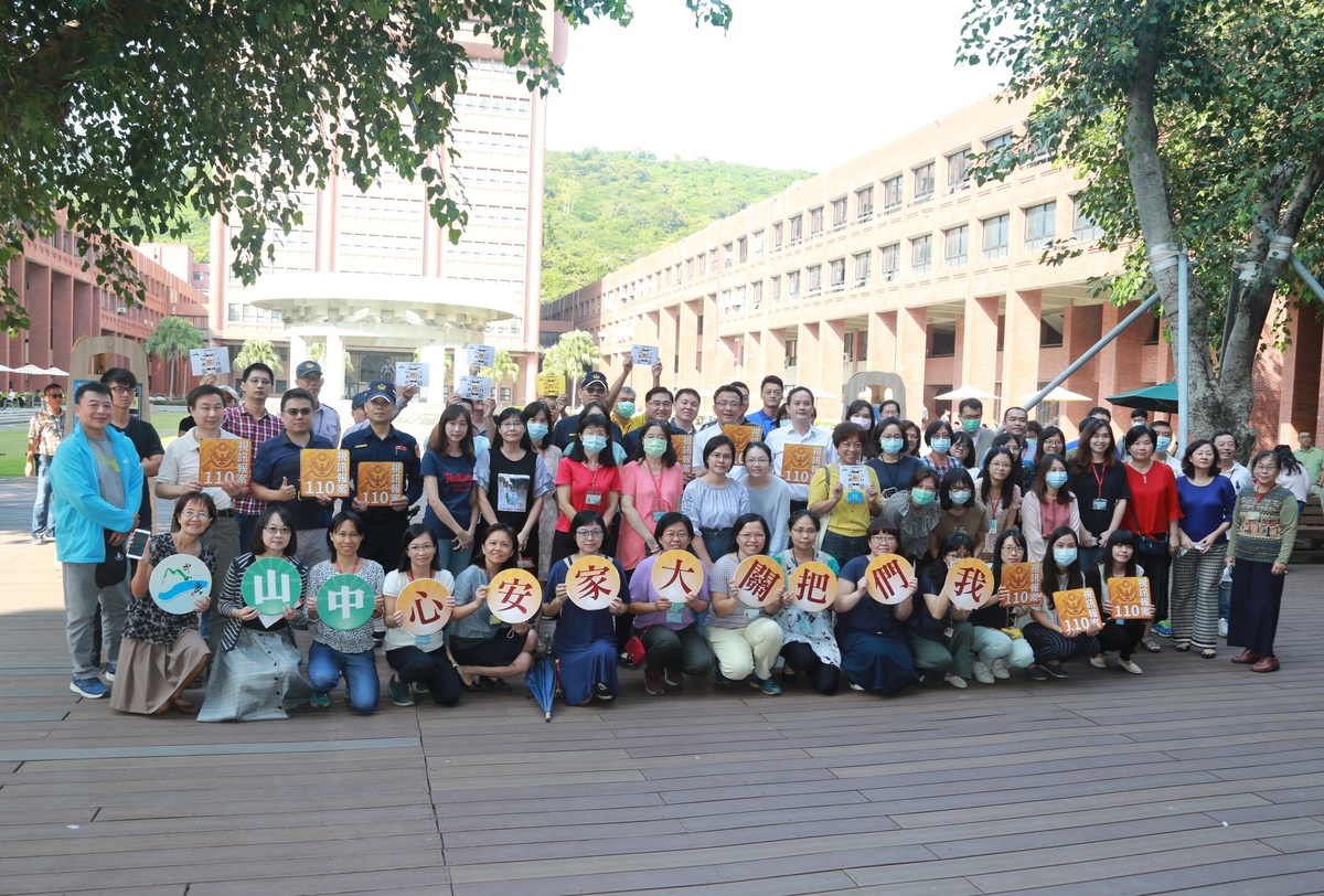 The Director of the Gushan Precinct Hsi-Shan Yeh visited NSYSU to explain the functions of the application for effective crime prevention and to scare off offenders.Image