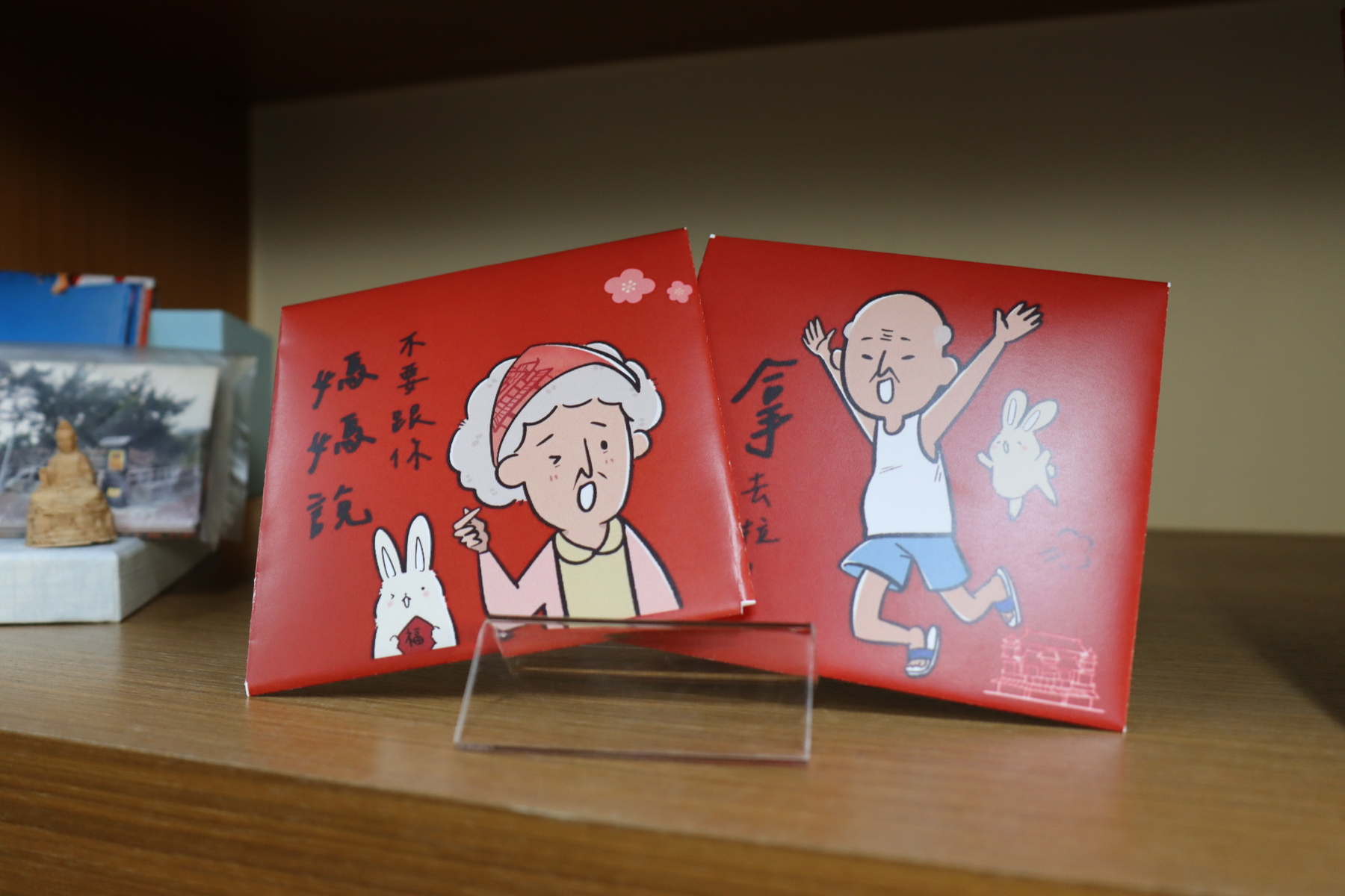 The “Grandpa and Grandma in Sheng Gong Ma Temple” red envelopes made by students.