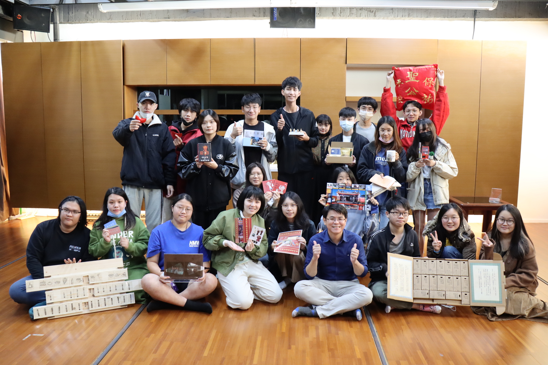 NSYSU’s Department of Chinese Literature offered the “Hokkien Folk Literature and Gathering Culture” course, having students observe how people interact with Lords and ghosts and learn how to preserve the community memories, as well as how city developments are affected by folklore beliefs.