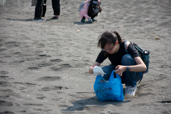 Coastal Education: NSYSU Tzu Chi Collegiate Association Organized Beach CleanupImage