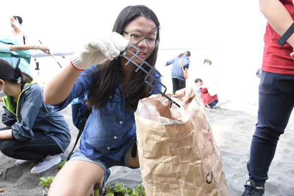 Coastal Education: NSYSU Tzu Chi Collegiate Association Organized Beach CleanupImage