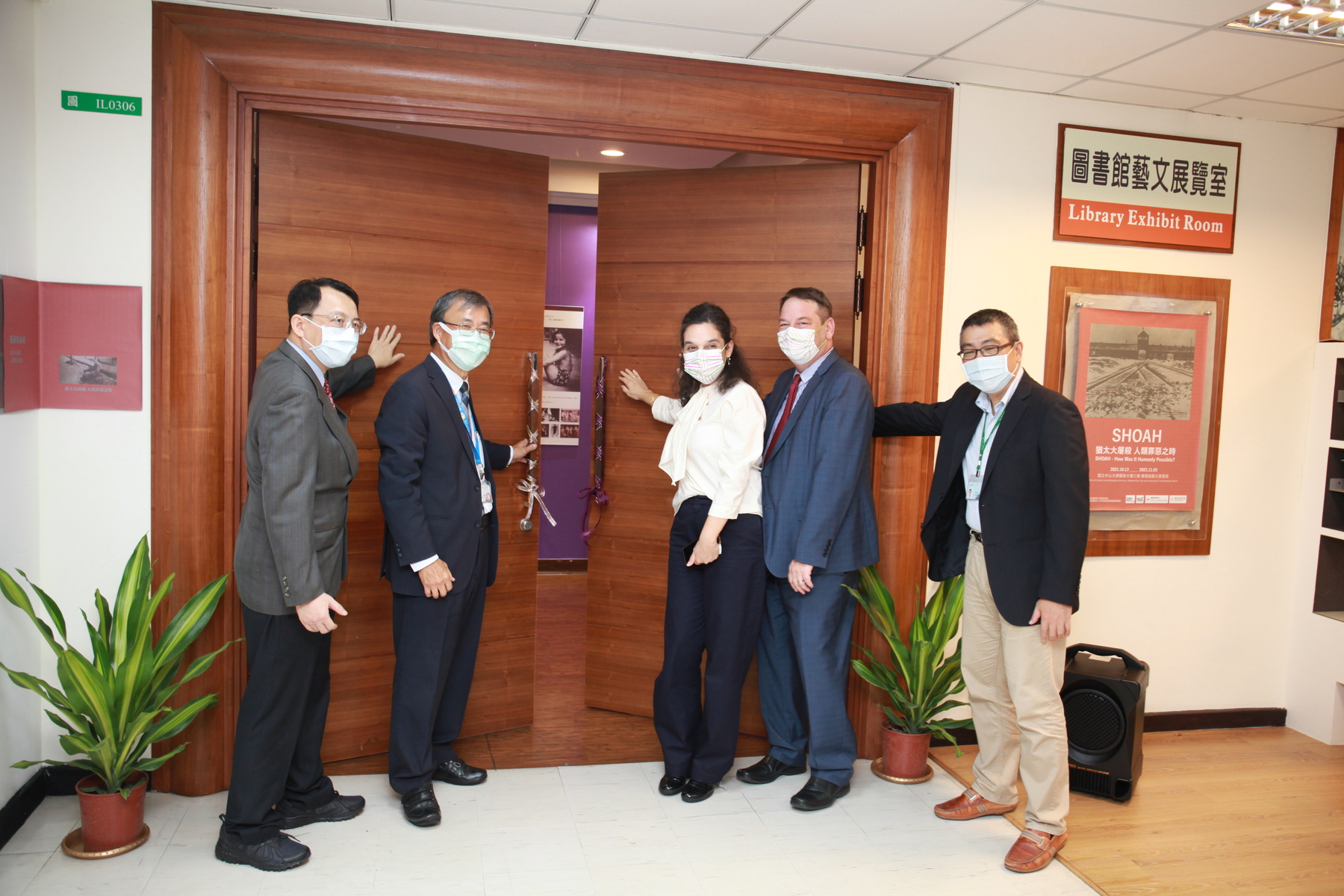 In the opening ceremony participated NSYSU President Ying-Yao Cheng (second from the left), Representative of Israel Economic and Cultural Office (ISECO) in Taipei Omer Caspi (second from the right), ISECO Head of Public Affairs Galit Cohen Caspi (third from the right), Vice President of the Office of Library and Information Services Wei-Kuang Lai (first from the left), and Vice President for International Affairs Chih-Wen Kuo (first from the right).