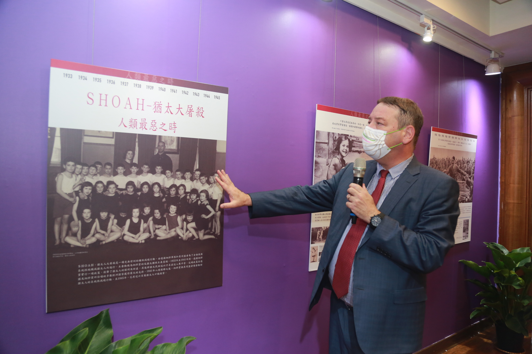 Representative of Israel Economic and Cultural Office in Taipei Omer Caspi said that about 192,000 Holocaust survivors live in Israel today; they are getting older, and soon, very few of them will be able to tell their stories in person. It is therefore of outmost importance to preserve these accounts for generations to come.