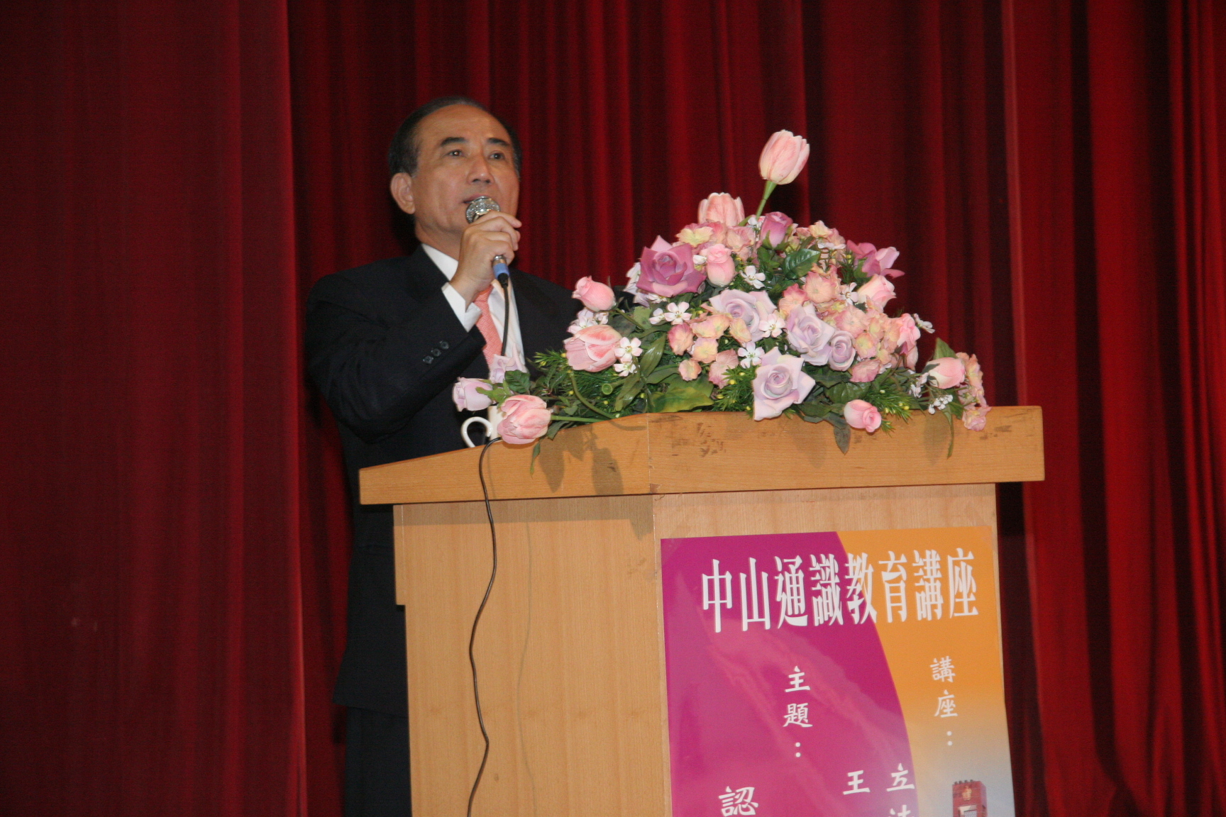 許多牽涉民生與人民福利的權利也都在立法院的表決中產生，若大學生平常能多接觸了解，才不會「抱著福利睡覺」圖片